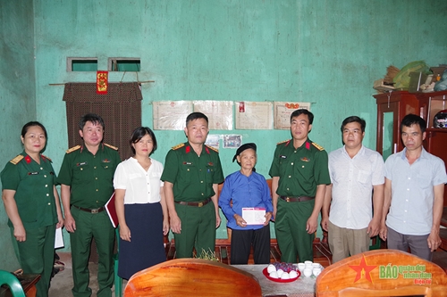 Bộ CHQS tỉnh Lạng Sơn trao sổ tiết kiệm tặng 7 gia đình chính sách